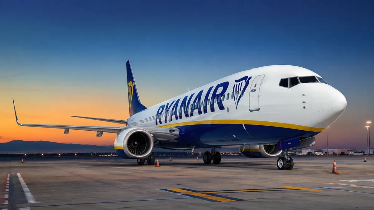 Avion Ryanair au sol devant l'aérogare, illustrant le remboursement des taxes Ryanair